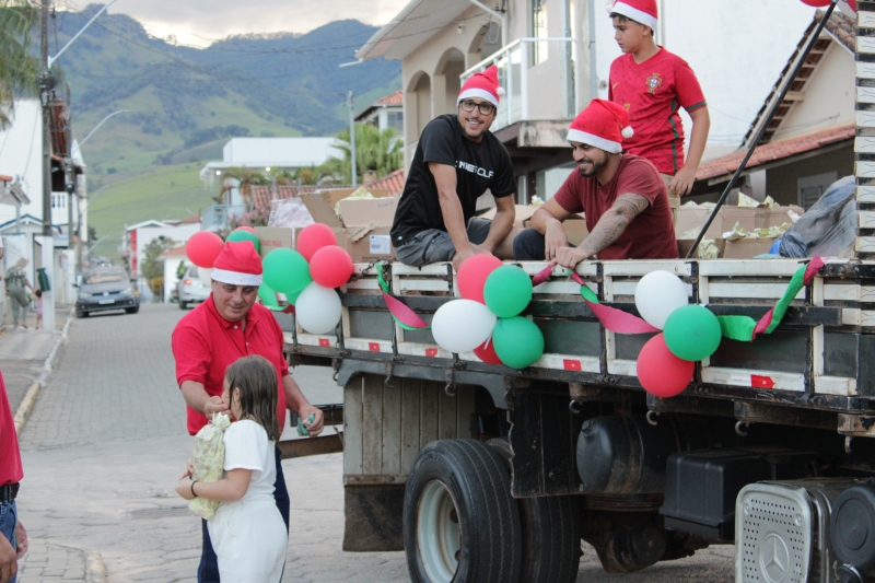 Noticia prefeitura-de-virginia-realiza-grande-acao-natalina-e-distribui-presentes-as